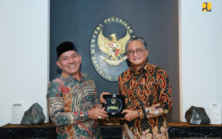 Menteri PU Dody Hanggodo bersama Bupati Lima Puluh Kota Safni Sikumbang di Jakarta, Jum'at (16/5)