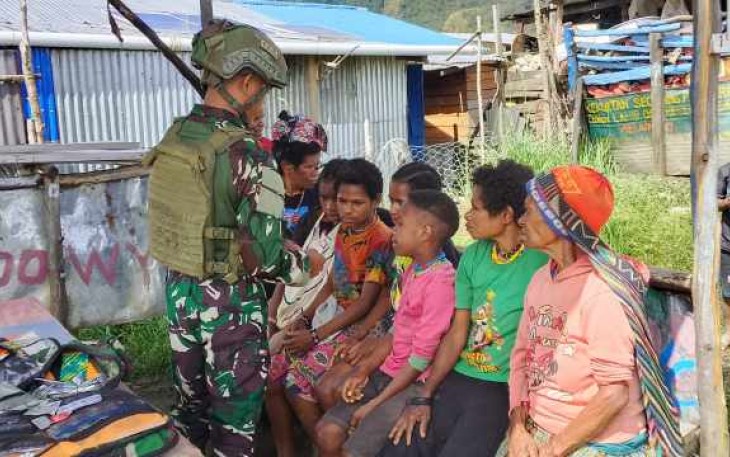 Satgas Yonif 700/Wyc bersama mama Papua