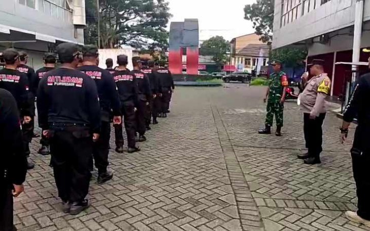 Serka Tohari latih PBB Linmas Purwodadi 
