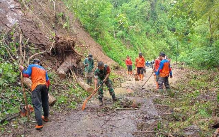 Pembersihan material longsor di wilayah desa binaan 