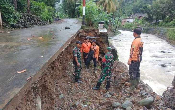 Jalan amblas di wilayah desa binaan 