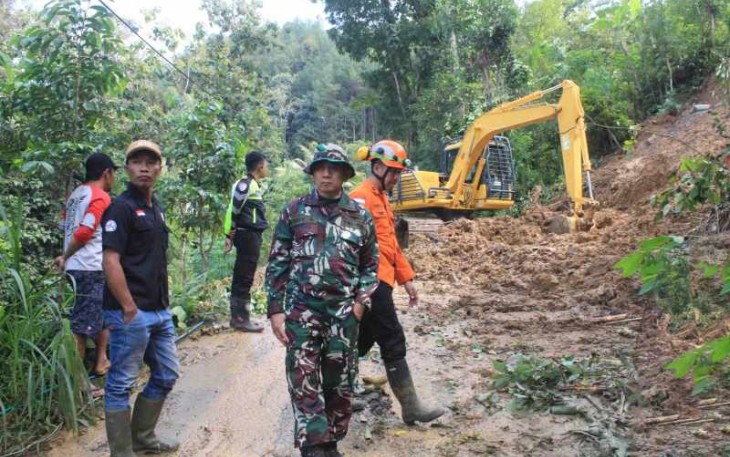 Evakuasi material longsor di wilayah desa binaan 