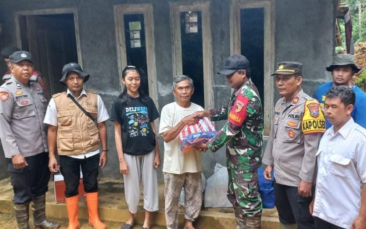 Santunan korban longsor di wilayah desa binaan 