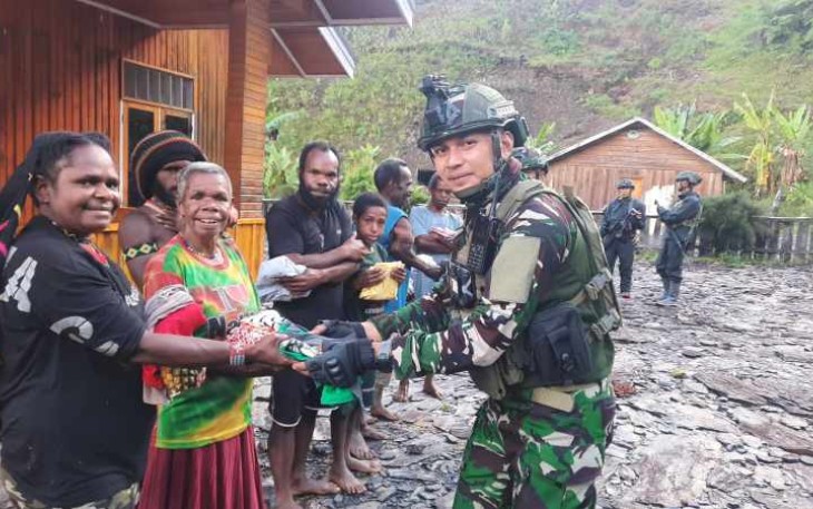 Satgas Yonif 700/Wyc bersama mama Papua