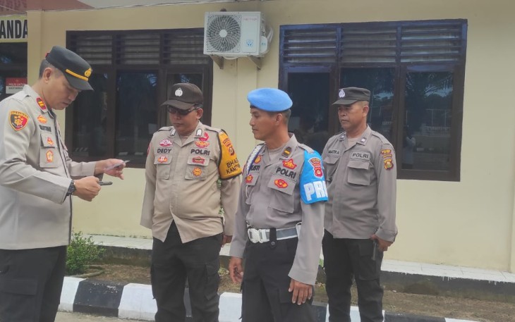 Iptu Wahyudin Melakukan Pengecekan Langsung Kendaraan Inventaris Polsek Belitang II