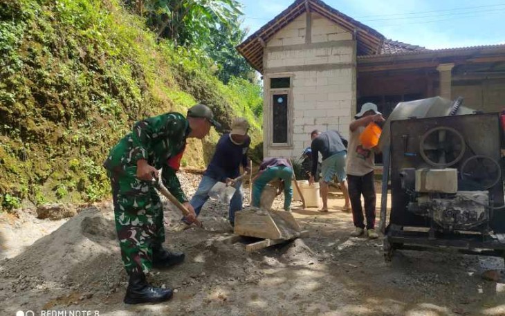 Gotong royong perbaiki jalan rabat wilayah desa binaan 