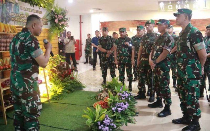 Panglima TNI Jenderal Agus Subiyanto menerima pemaparan stand ketahanan pangan Korem 081/DSJ