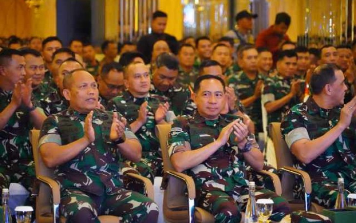 Pangdivif 2 Kostrad Mayjen TNI Susilo mendampingi Panglima TNI Jenderal TNI Agus Subianto di Surabaya, Kamis (22/5)