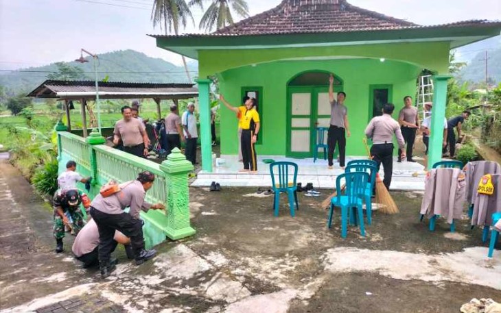 Baksos TNI-Polri di wilayah desa binaan 