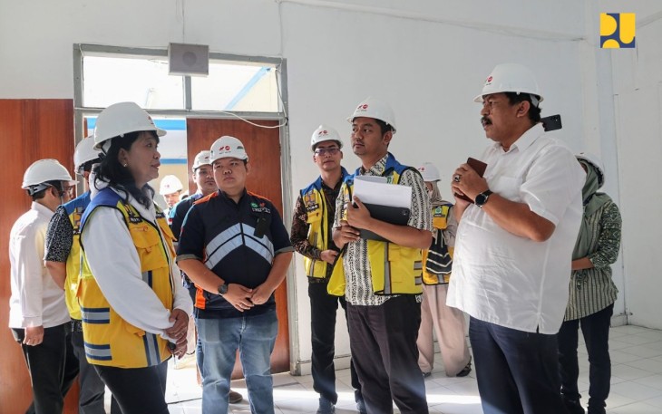Wamen PU Diana Kusumastuti menerima pemaparan renovasi Sekolah Rakyat 