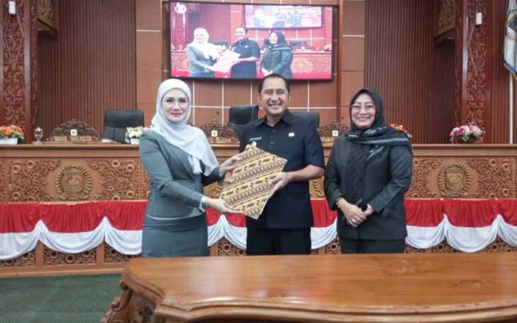 Wakil Ketua DPRD Kota Depok Fraksi Gerindra, Hj Yeti Wulandari SH bersama Wakil Walikota Depok Chandra Rahmansyah 
