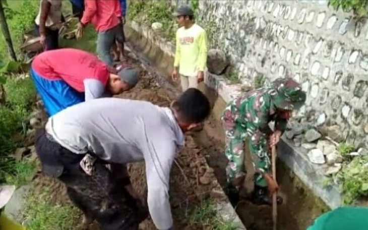 Pembersihan saluran air di wilayah binaan