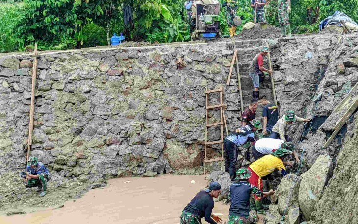 Satgas TMMD bersama masyarakat berjibaku membuat embung