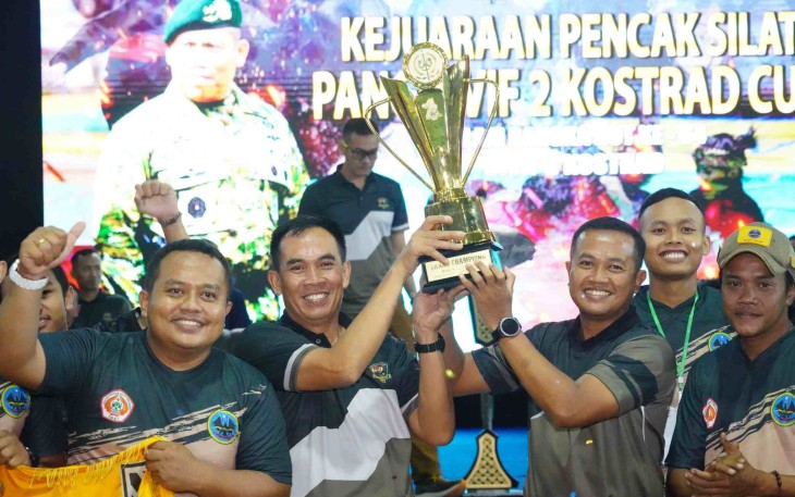 Kasdivif 2 Kostrad Brigjen TNI Riyanto, S.I.P menyerahkan Piala Bergilir Pangdivif 2 Kostrad Kejuaraan Pencak Silat ke Danyonarhanud 2 Kostrad Letkol Arh Farauk Saputra