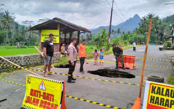 Jalan amblas di wilayah desa binaan 