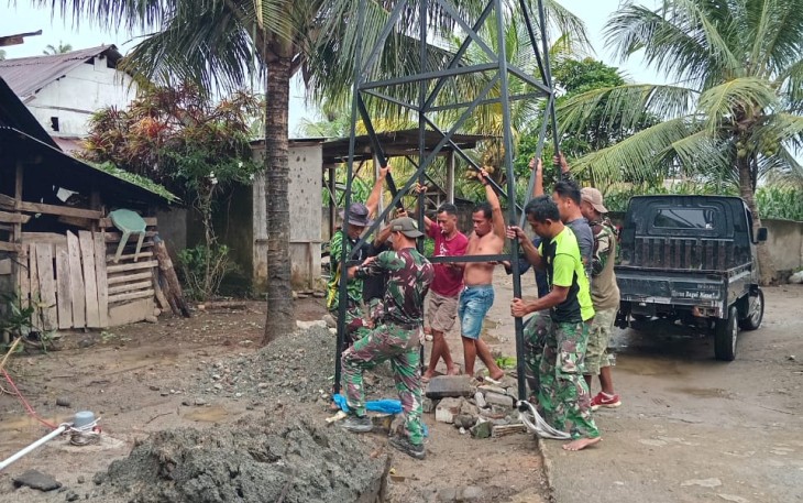 Semangat Gotong Royong Warga Bangun Tower Air Bersama Satgas TMMD Ke-124 Kodim 0408/BS
