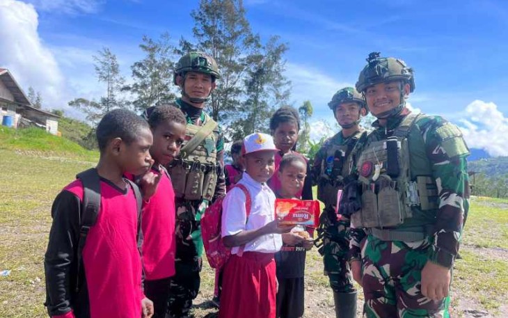 Bagikan biskuit untuk anak-anak sekolah 
