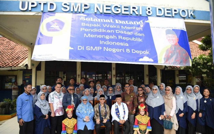 Wamendikdasmen Atip Latipulhayat saat foto bersama di SMPN 8 Depok, Selasa (27/5)