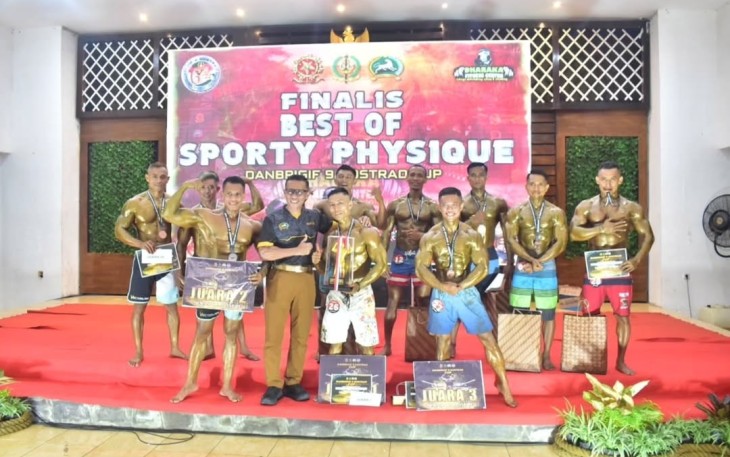 Danbrigif 9 Kostrad Kolonel Inf Dr. La Ode Muhammad Nurdin foto bersama juara body contest  