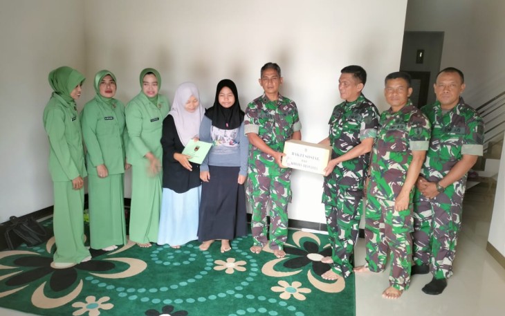 Penyerahan bingkisan anak berkebutuhan khusus