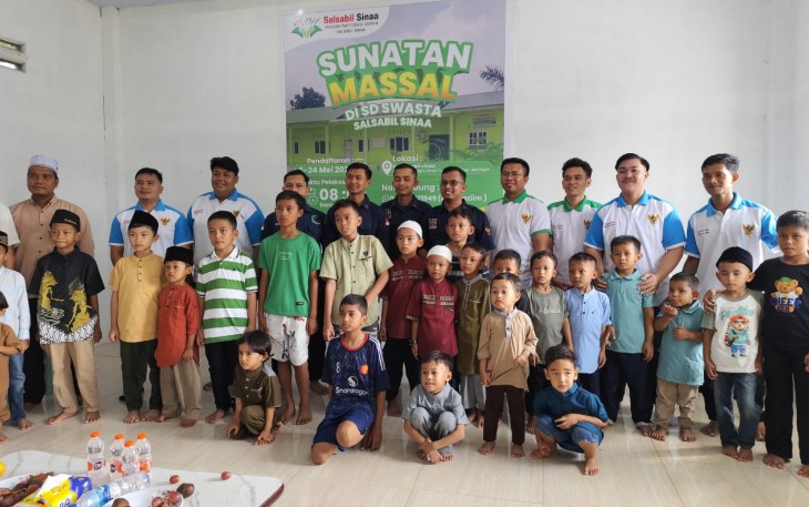 Anak-anak di Rumah Qur'an Abadikan Poto Bersama Usai Kegiatan Sunat Massal Bersama Pembiba Yayasan Salsabil Sinaa.