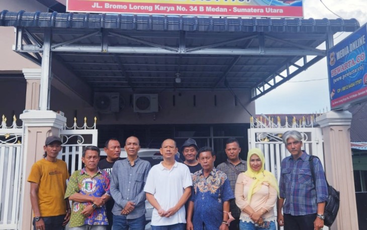 Pewarta Polrestabes Medan Lakukan Poto Bersama Usai Gelar Jumat Barokah.