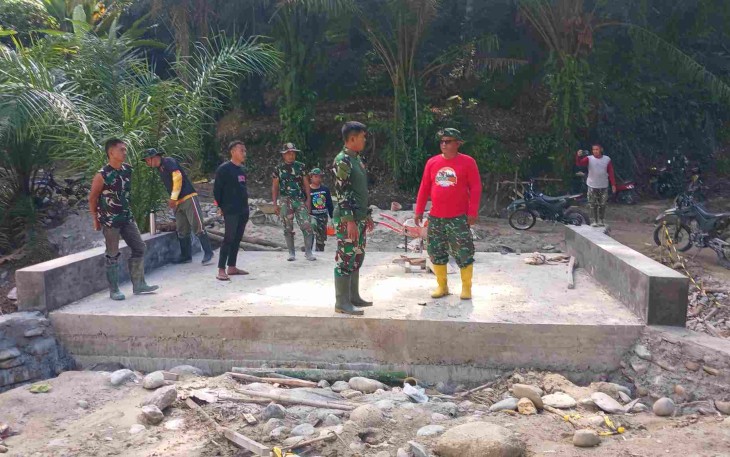 Dansatgas TMMD ke 124 Kodim 1403/Palopo Letkol Arm Kabit Bintoro Priyambodo meninjau pelaksanaan pekerjaan di lokasi