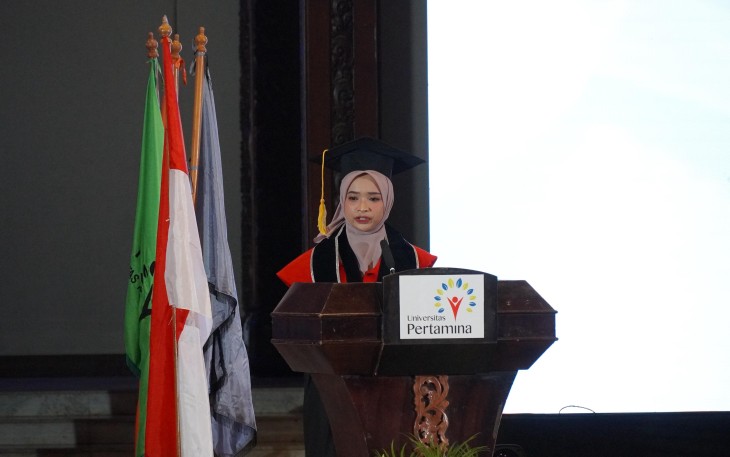 Rissa sebagai wisudawan terbaik menyampaikan orasi