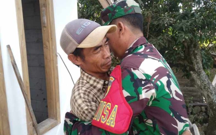 Air mata mengalir bahagia Widodo, penerima renovasi rumah program TMMD ke 124 Kodim 0810/Nganjuk