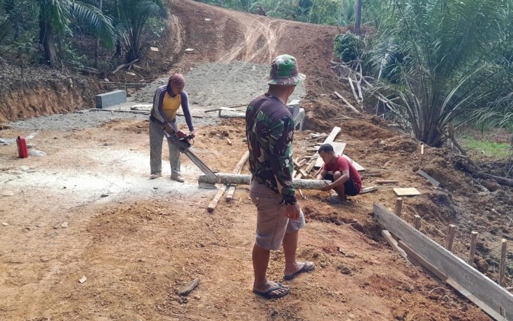 Satgas TMMD Ke-124 Kodim 0408/BS Bersama Warga Kebut Penyelesaian Talud Penahan Longsor