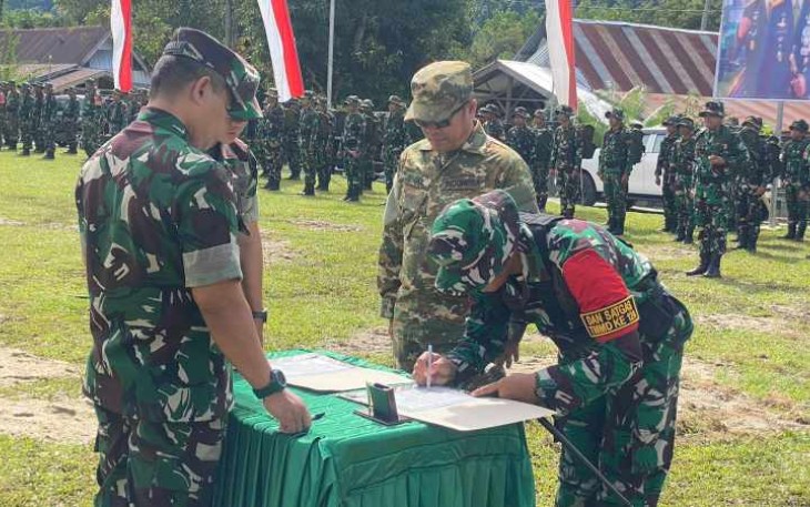 Dansatgas TMMD ke 124 Kodim 1403/Palopo Letkol Arm Kabit Bintoro Priyambodo menandatangani berita acara penutupan, Rabu (4/6)