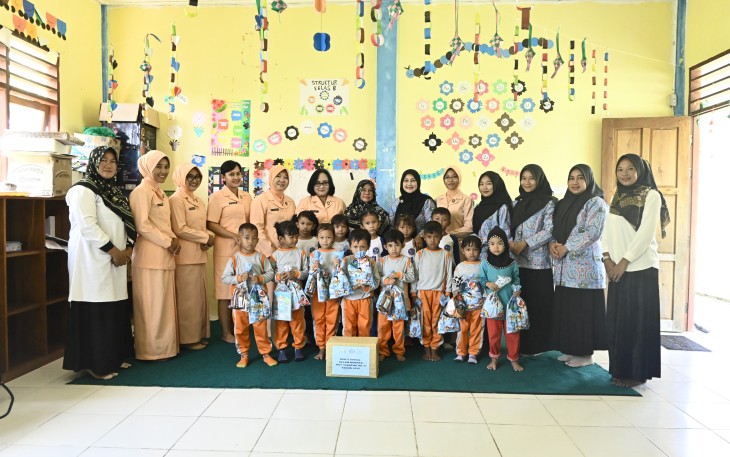 Yasarini Lanud RSA menggelar kegiatan bakti sosial berupa pembagian buku dan alat tulis