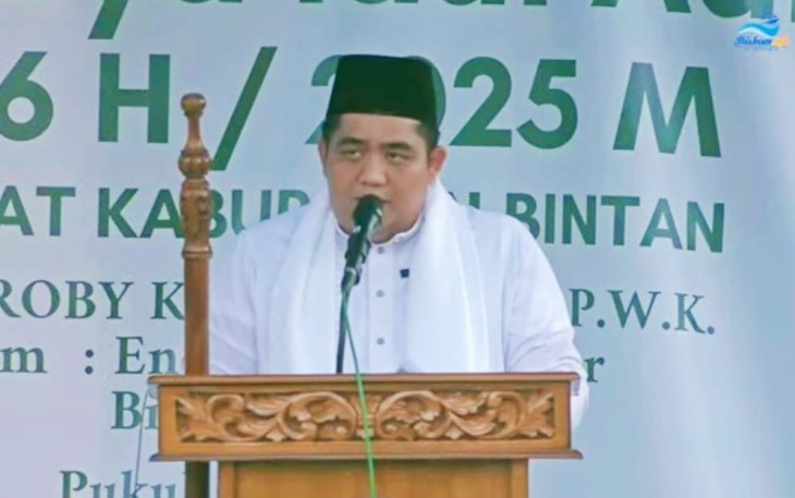 Bupati Bintan Roby Kurniawan SPWK saat Khutbah Idul Adha 1446 H