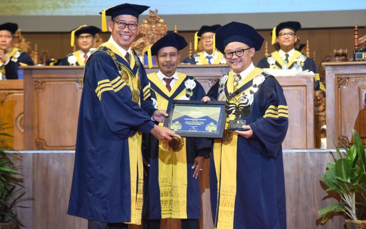 Menteri Pendidikan Dasar dan Menengah (Mendikdasmen), Abdul Mu’ti, menerima Anugerah Konservasi 2025 kategori Upakarti Dharmakarya Adhikarana dari Universitas Negeri Semarang (UNNES)