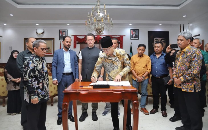 Bupati Trenggalek, Mochamad Nur Arifin, saat menandatangani perjanjian sewa menyewa dengan PT. Concentric Industries Indonesia di Ruang Paringgitan Pendopo Manggala Praja Nugraha, Jum'at (13/6/2025)