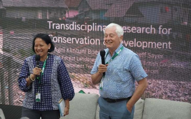 Prof. Agni Klintuni Boedhihartono dan Prof. Jeff Sayer memaparkan materi mengenai pentingnya pendekatan dalam lingkup sosial untuk mendukung pembangunan berkelanjutan