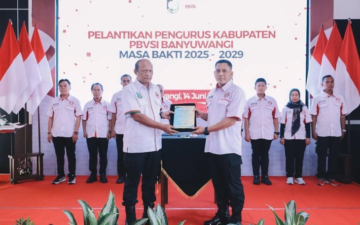Kapolda Jatim Irjen Pol Nanang Avianto melantik pengurus PBVSI Banyuwangi 