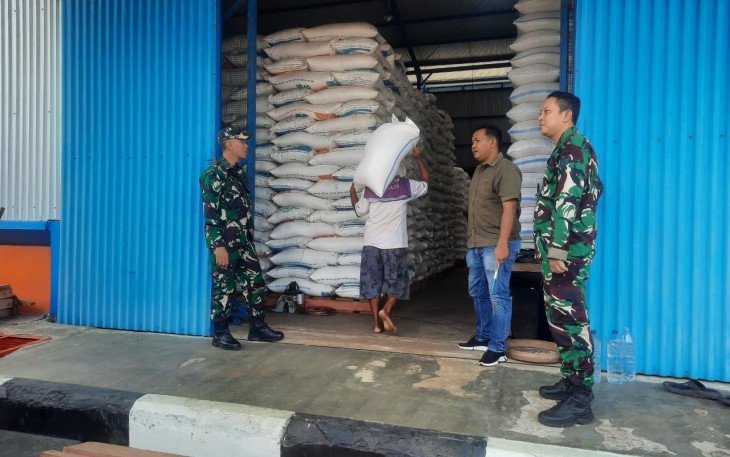 TNI Tinjau Gabah Hasil Sergab Di Gudang Bulog Pacitan
