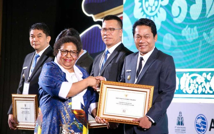 Wamendagri Ribka Haluk saat memberikan piagam penghargaan 