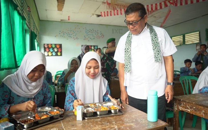 Kepala Staf Kepresidenan Letjen TNI (Purn) Anto Mukti Putranto, meninjau langsung pelaksanaan program Makan Bergizi Gratis (MBG) pada beberapa sekolah di Kota Bengkulu, Rabu (18/6)
