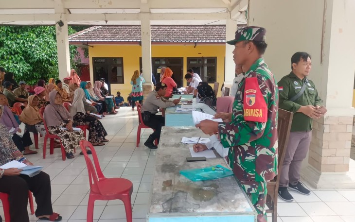 Babinsa Koramil Ngrambe Laksanakan Pendampingan Pembagian BLT DD 