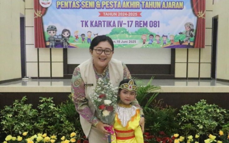 Sekertaris Yayasan Kartika Jaya Koordinator Korem 081 Ny. Susiana