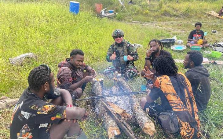 Satgas Yonif 700/Wyc bersama warga Papua