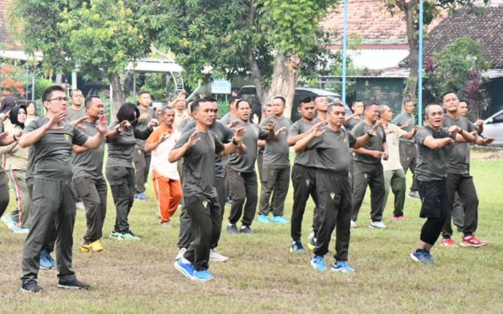 Olahraga bersama prajurit Korem 081/DSJ
