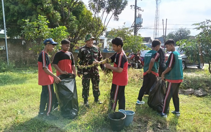 Koramil 0803/16 Wonoasri Ajak Siswa Kerja Bakti