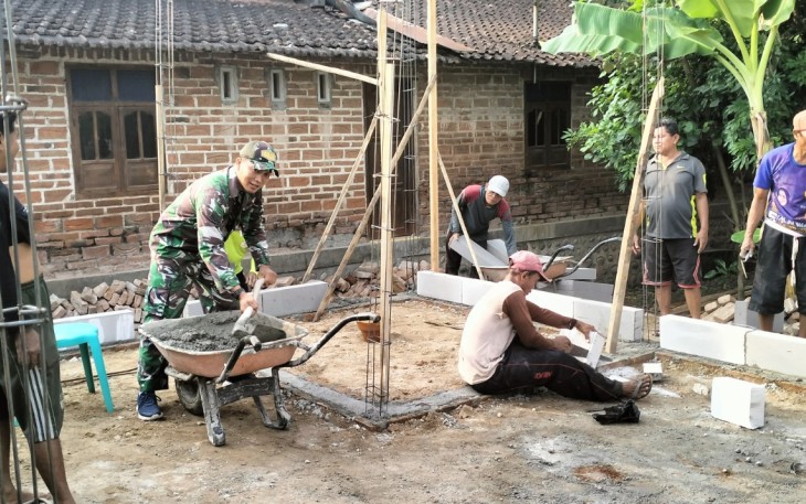 Babinsa Ponorogo Bantu Warga Bangun Rumah