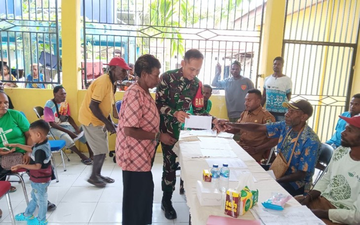 Babinsa Koramil 1710-07/Mapurujaya Dampingi Penyaluran Bantuan Kepada Masyarakat