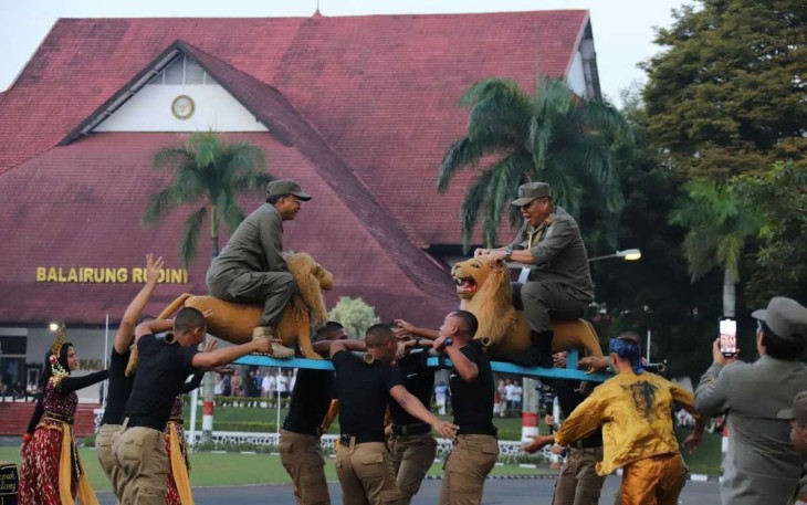 Gelaran Upacara dan Defile Gita Abdi Praja Tandai Ditutupnya Retret Kepala Daerah Gelombang II di Kampus IPDN Jatinangor