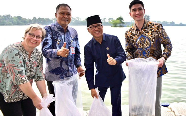 Menteri Desa dan Pembangunan Daerah Tertinggal (Mendes PDT) Yandri Susanto bersama Wakil Mendes PDT Ahmad Riza Patria menghadiri peluncuran Indeks Risiko Iklim Desa (IRID) di Situ Cipule, Kabupaten Karawang, Sabtu (28/6/2025)