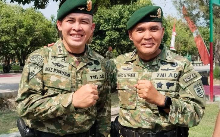 Danyonif 413/Bremoro, Letkol Inf Ikke Nodiyarjo (kiri) bersama pejabat sebelumnya, Letkol Inf Bagus Setyawan, usai upacara sertijab, di Lapangan Markas Yonif MR 413/Bremoro Kostrad, Mojolaban, Kabupaten Sukoharjo, Sabtu (28/6/2025)